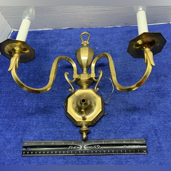 VINTAGE BRASS 2 ARM CANDLE LIGHT WALL SCONCES 14"tx16"w Williamsburg Switched - Picture 3 of 8